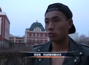 第二种读解与第一种相似，是社会学层面的读解，洛塞塔是一个既没有工作又没有家庭的穷苦女孩，她所面对的是一个背对她的世界和社会体制。